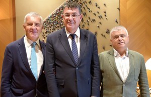 Enric Morera, presidente de las Corts, flanqueado por los representantes de la ONCE valenciana