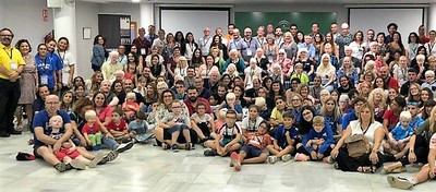 Foto de familia de los participantes junto a familiares y profesionales