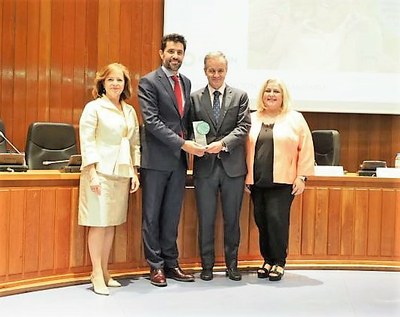 Joaquín Leizaola (segundo por la derecha) recoge el galardón