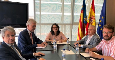 La vicepresidenta Oltra, flanqueada por los representantes de la ONCE durante la reunión