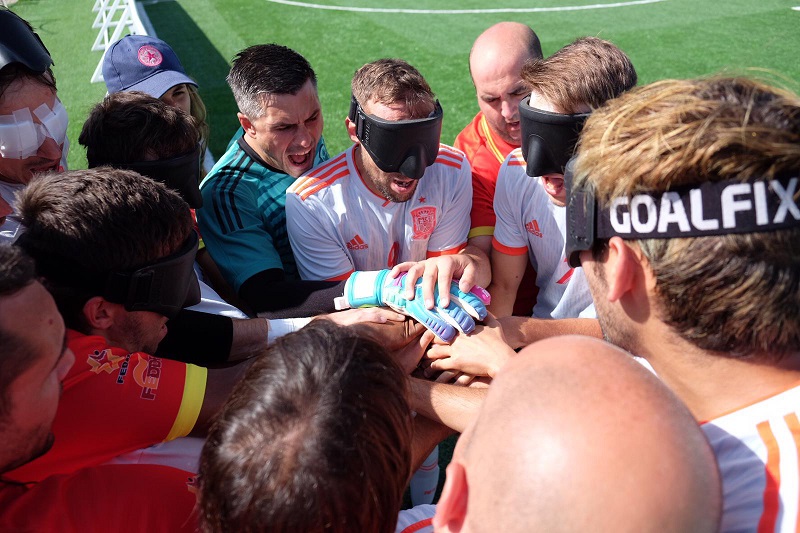 Los jugadores de la selección unen sus manos, en el centro del campo, con el grito de ánimo con que se conjuran al iniciar cada partido