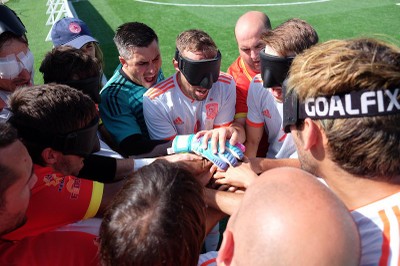 Los jugadores de la selección unen sus manos, en el centro del campo, con el grito de ánimo con que se conjuran al iniciar cada partido