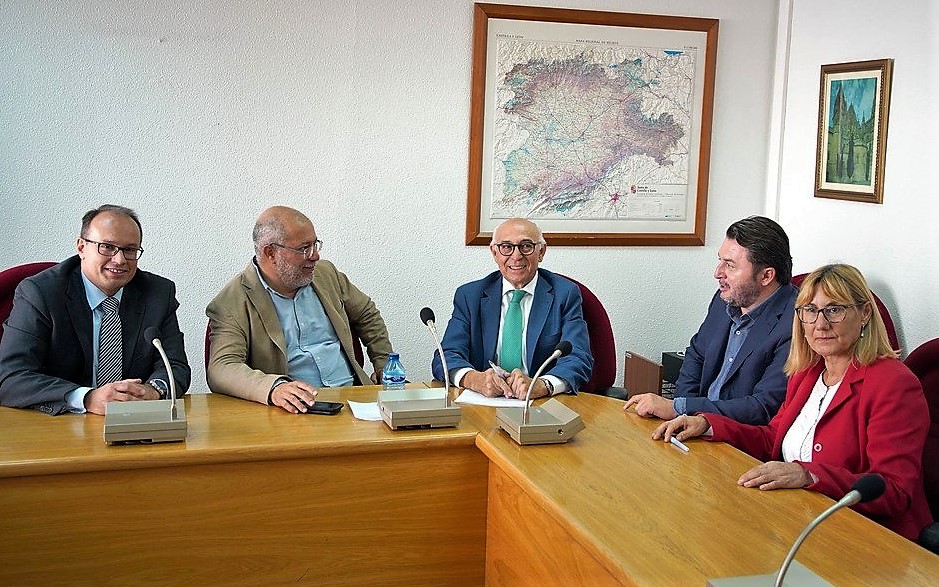 Pérez Sánchez (en el centro) y Francisco Igea (a su derrecha), junto a sus colaboradores, durante su reunión en Valladolid