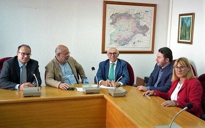 Pérez Sánchez (en el centro) y Francisco Igea (a su derrecha), junto a sus colaboradores, durante su reunión en Valladolid