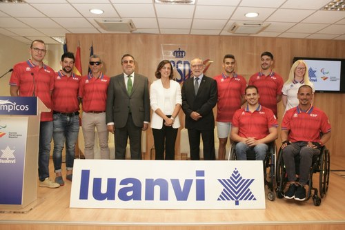 Responsables del CPE y de Luanvi junto a los deportistas en la renovación del acuerdo con la firma deportiva