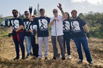 Andueza, y a su derecha Rafael Ledesma, junto a otros participantes en la plantada de árboles Imprcibl#Basoa 