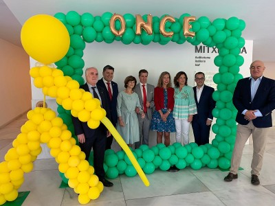 Autoridades y responsables de la ONCE posan en un divertido montaje realizado con globos en la gala de culminación del Día de la ONCE
