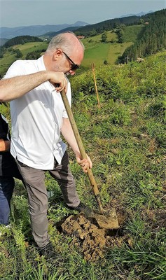 El delegado territorial de ONCE-Euskadi, Juan Carlos Andueza, plantando un árbol en la iniciativa desarrollada en Muxika