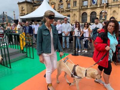 Exhibición de perros guía junto al Ayuntamiento de Donostia