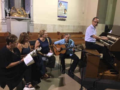 Tomás Pardo García toca la guitarra en el coro de la iglesia