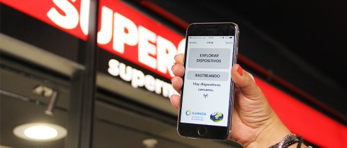 Una persona abre su aplicación telefónica para 'beepcons' en el establecimiento Supercor