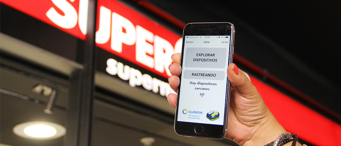 Una persona abre su aplicación telefónica para 'beepcons' en el establecimiento Supercor