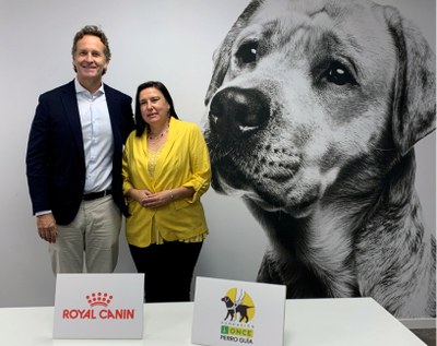 Varela (a la derecha) y Ponçon posan tras la forma junto a un gran póster de uno de los perros guía de la FOPG