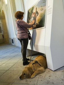 Afiliada a la ONCE toca una de las réplicas del proyecto "Hoy toca el Prado", dirigido a acercar las grande sobras pictóricas a las personas ciegas