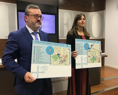 Alfredo García y Leticia González muestran los planos en relieve