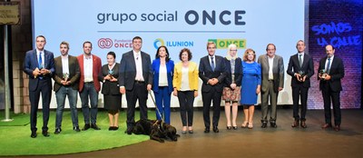 Autoridades y premiados, sobre el escenario al finalizar el acto
