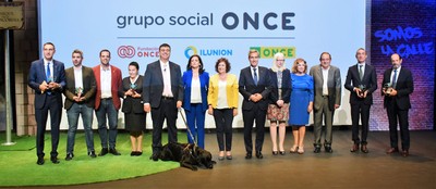 Autoridades y premiados, sobre el escenario al finalizar el acto