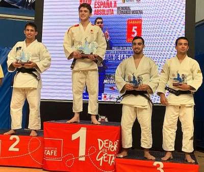 Borja, segundo por la derecha en el podio