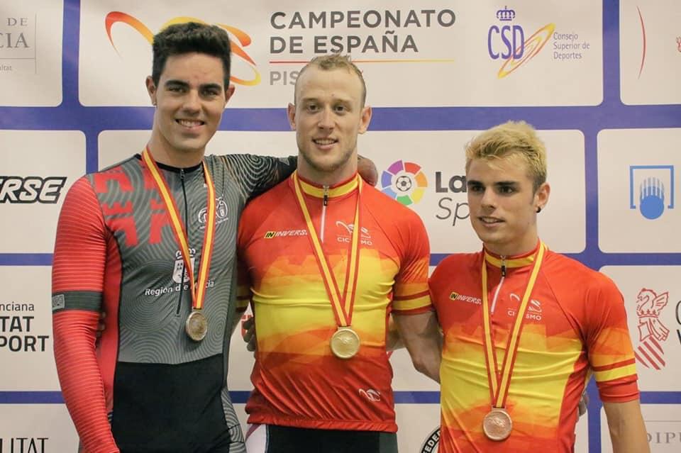 Cabello, a la izquierda, en el podio de la prueba del kilómetro en el Campeonato de España Absoluto