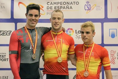 Cabello, a la izquierda, en el podio de la prueba del kilómetro en el Campeonato de España Absoluto