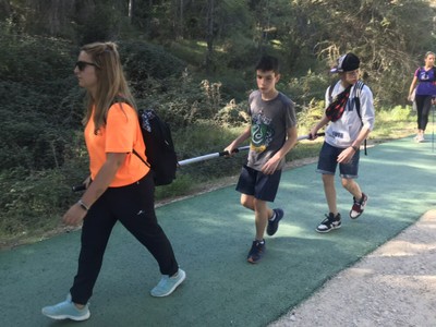 En el treaking, utilizando barra direccional para marchar de tres en tres