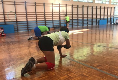 Practica de goalball en el gimnasio