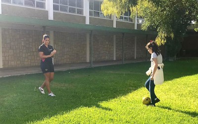 Una alumna aprendiendo a controlar el balón de fútbol