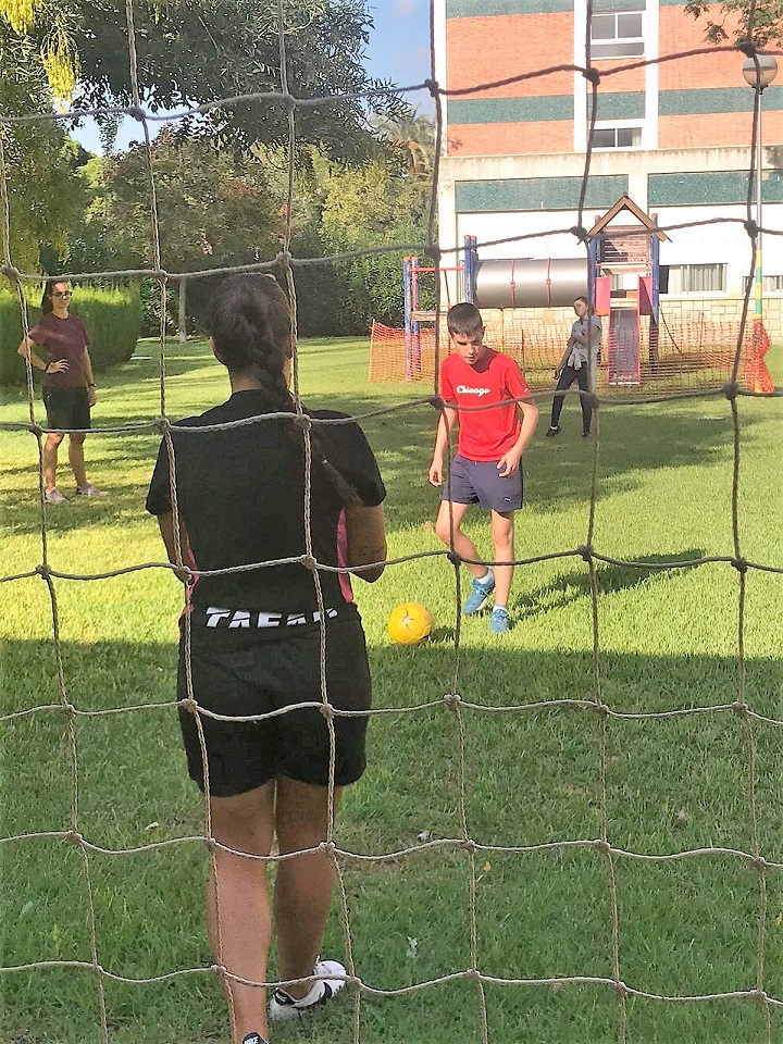 Uno de los chavales se dispone a lanzar un penalti en la práctica de fútbol