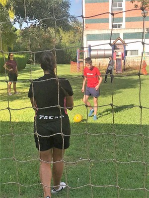Uno de los chavales se dispone a lanzar un penalti en la práctica de fútbol