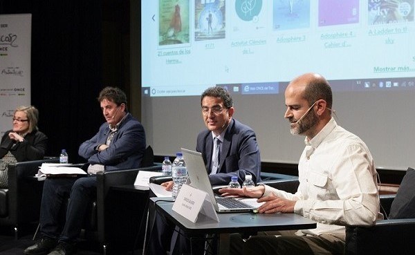De izd. a dcha: Imelda Fernández, Luis García Montero, Andrés Ramos y Carlos Galindos durante la demostración de descarga de libros