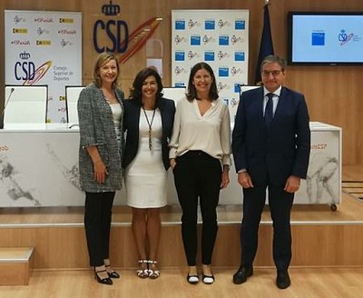 De izq. a dcha: Catherine Cummings, de Sanitas; María José Rienda, presidenta del CSD; Yolanda Erburu, de Fundación Sanitas, y Mariano Soriano, del CSD | Foto: Sanitas