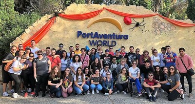 El grupo de jóvenes afiliados posan juntos en la entrada del parque PortAventura