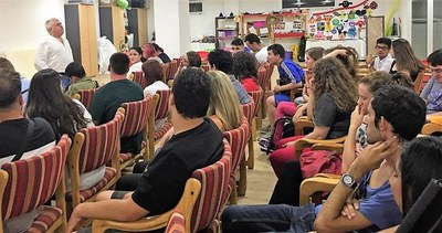 El presidente del consejo territorial se dirige en un coloquio con los jóvenes