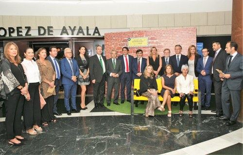 Foto de familia de los galardonados con autoridades y otras personalidades al final de la gala de entrega de premios
