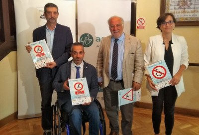 Foto de familia de los promotores de la campaña  durante su presentación