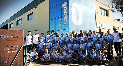 Los jóvenes componentes de los tres equipos de fútbol sala posan a la entrada de Ilunion Reciclados con los responsables de la firma