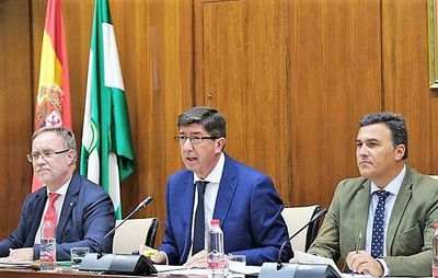 Marín (en el centro), en su comparecencia ante la Comisión del Parlamento andaluz
