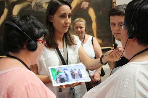 Mediadora en una de las actividades adaptadas del museo