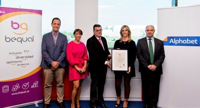 Rocío Carrascosa sujeta el certificado Becqual junto a Martínez Donoso (a su derecha)