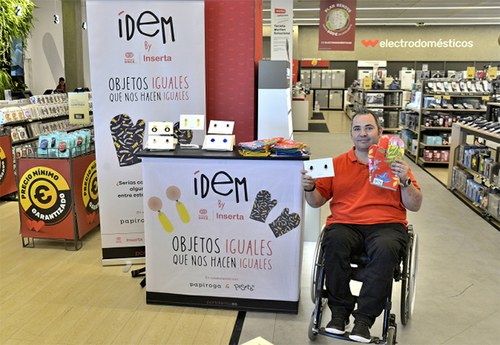 Stand de la campaña Idem