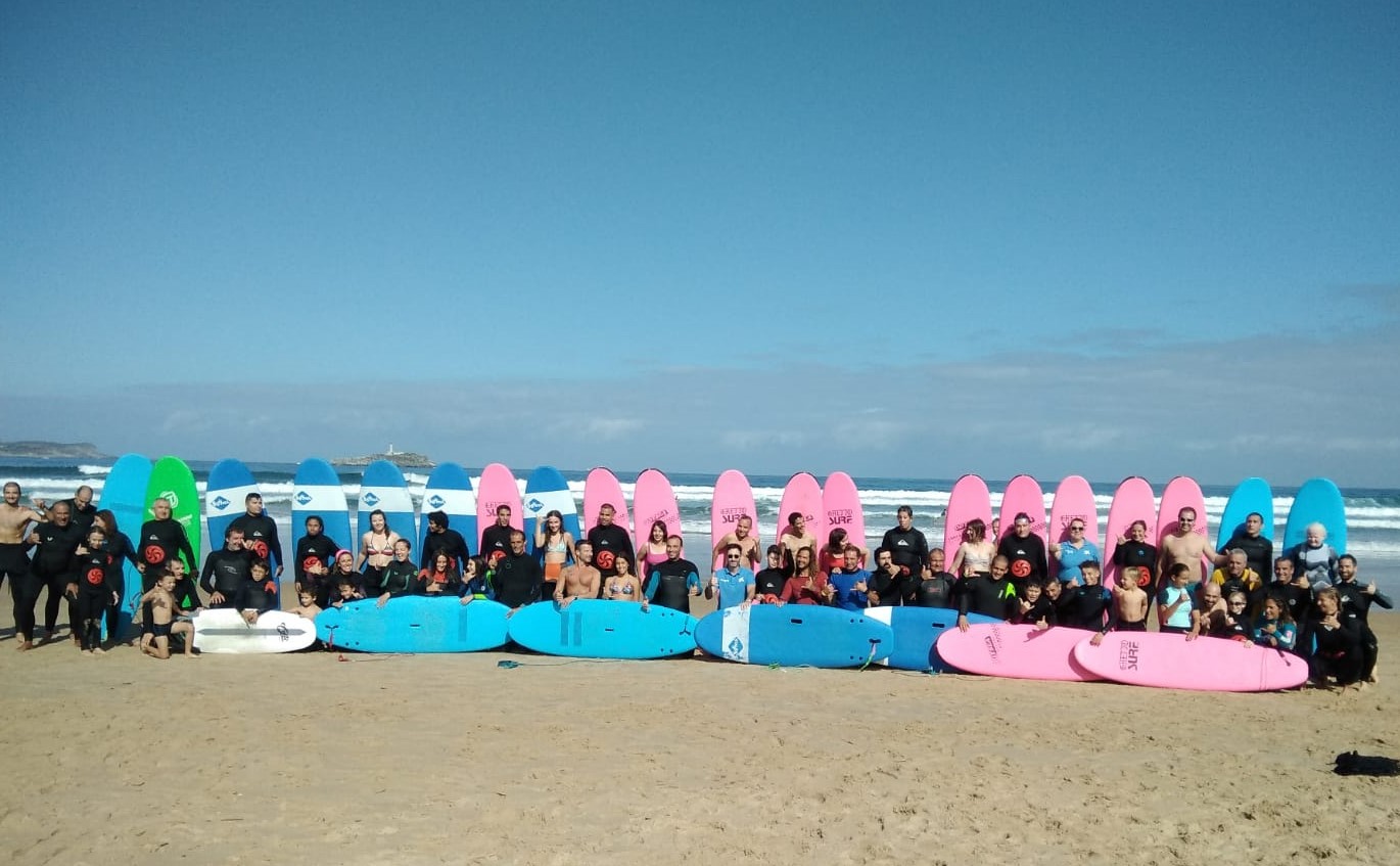 Foto de familia del grupo con los monitores en la playa de Somo