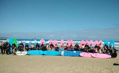 Foto de familia del grupo con los monitores en la playa de Somo