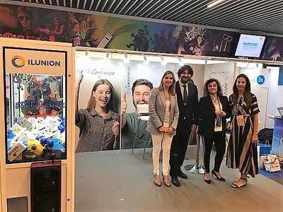 Susana Sánchez, directora general de ILUNION Contact Center BPO (a la izquierda) y el director comercial, Carlos Villa, ante el estand de la empresa, junto a otras dos integrantes del equipo