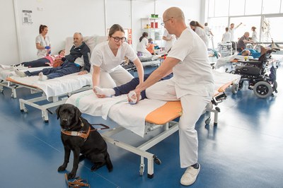 Una alumna de la Escuela y su instructor en una práctica de fisioterapia