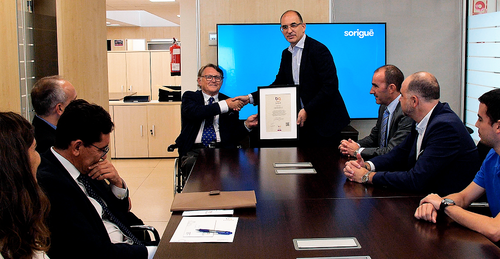 Vañó, en el centro (en silla de ruedas) entrega el sello distintivo a Xavier García