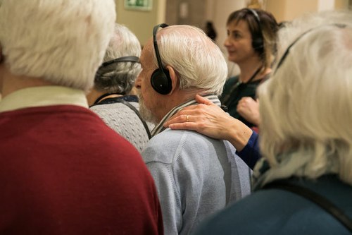 Visitantes al museo con audioguía