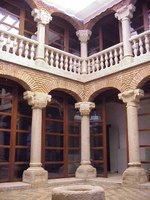 Vista del patio principal de la Casa de los Deanes, sede del Museo de Ávila