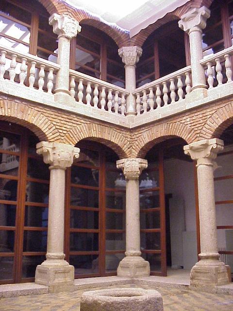 Vista del patio principal de la Casa de los Deanes, sede del Museo de Ávila