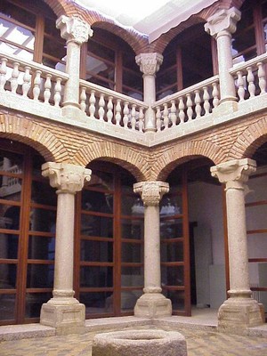 Vista del patio principal de la Casa de los Deanes, sede del Museo de Ávila