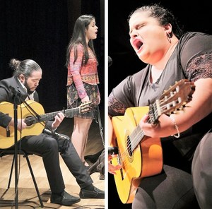 Dulce Mar cantando (a la izquierda) y la solista Teresa Cobo, con su guitarra